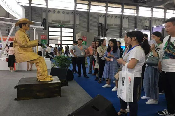 精彩的悬浮表演